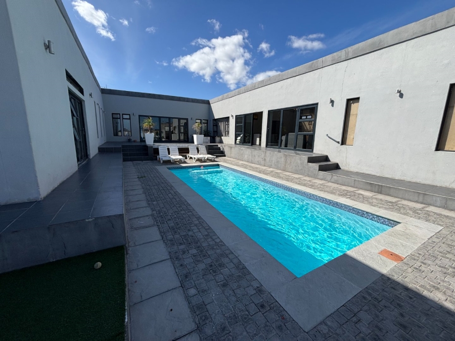 5 Bedroom Property for Sale in Pelican Heights Western Cape
